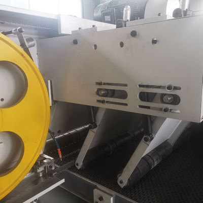 0.37kw リフティングモーター 横軸 木帯用 二重刃とコンベヤー付き ソーマシン