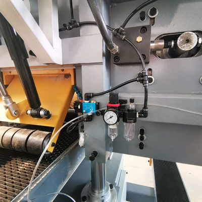 11KW-22KW メインモーターパワー MJ400 木材切断 ホorizontal Band Saw Machine with Wheels 木材切断用横断帯のシール機