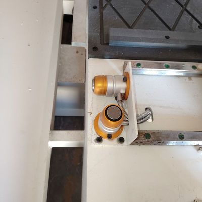 木のドアロック サイドホール CNC 掘削 フレッシング パーソナル要求のための加工センター