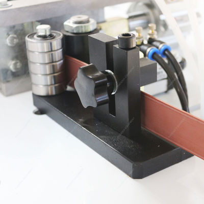 10.8m/min パネル入力速度 W3 木工用の自動ミニエッジバンドリングマシン