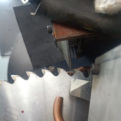 自動CNC合金 円形刃の磨き機 表面と上を磨く